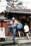 Louis vor Teegarten in Kyoto